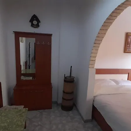 Alloggio in famiglia Honey-house “kastrioti” *