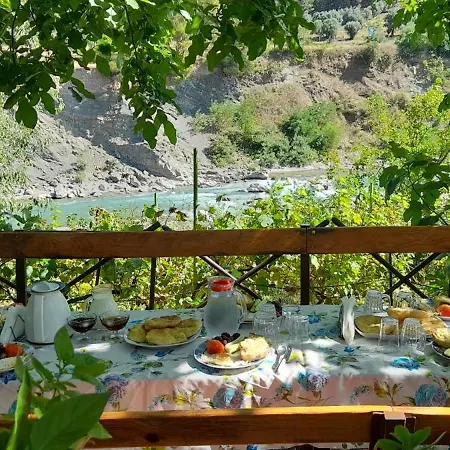 Alloggio in famiglia Honey-house “kastrioti” *