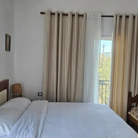 Alloggio in famiglia Honey-house “kastrioti” *