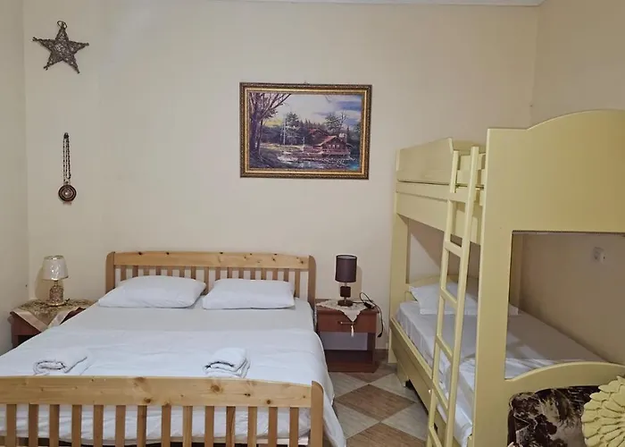 Alloggio in famiglia Honey-house “kastrioti” *