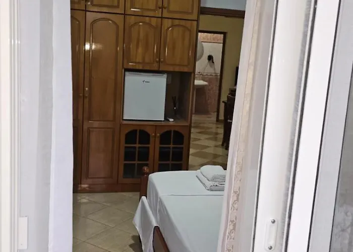 Alloggio in famiglia Honey-house “kastrioti” *