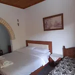 Honey-house Kastrioti Adventures ホームステイ