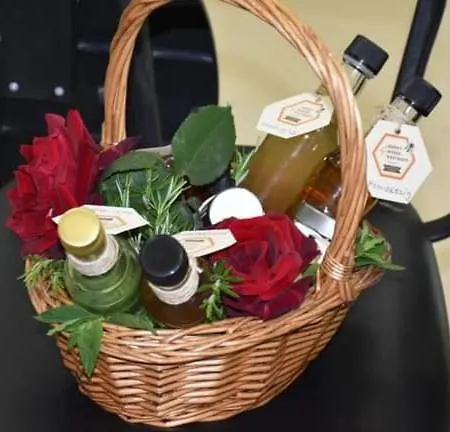 Проживание в семье Honey-house “kastrioti” *