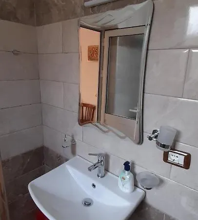 Проживание в семье Honey-house “kastrioti” *
