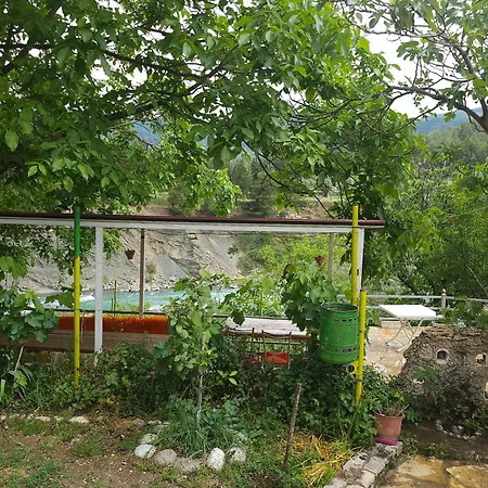 Проживание в семье Honey-house “kastrioti” Пермети